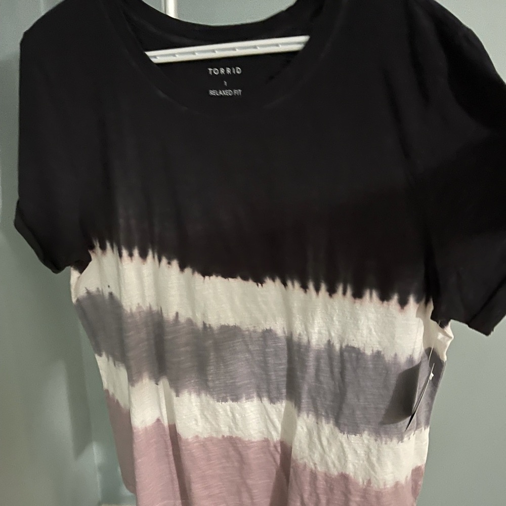 NWT. Torrid Size 1 (14/16) rolled cuff tee.